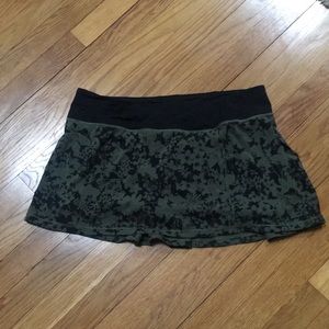 Lulu Tennis skirt in olive black floral